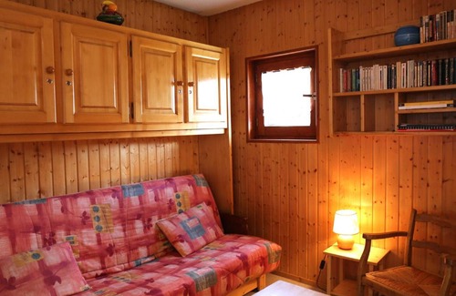 Aussois Apartment | Studio cabine rénové 4 pers avec balcon, proche des pistes, à Aussois. - FR-1-508-270