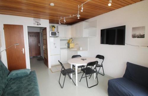 Auris Apartment | Studio Cabine Rénové au Pied des Pistes avec Balcon - Auris en Oisans - FR-1-297-157