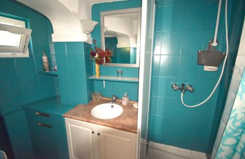 La Trinite Apartment | Studio climatisé et sa terrasse privée en villa