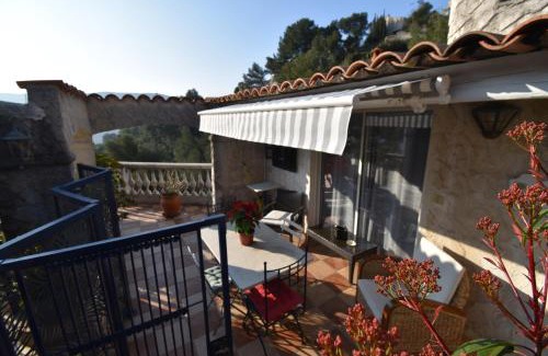 La Trinite Apartment | Studio climatisé et sa terrasse privée en villa