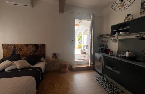 Sainte-Clotilde Centre Apartment | Studio cosy avec piscine dans une villa