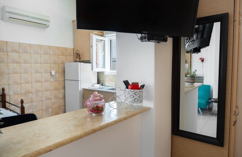 Loutra Apartment | Studio 'Gorgona 1' with Sea View, Wi-Fi and Air Conditioning