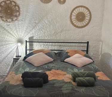 Vers-Pont-du-Gard House | STUDIO Havre de paix au pont du gard Piscine et Jacuzzi chez Valerie Payre