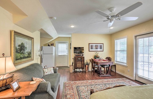 Oakwood Apartment | Studio in College Station w/Expansive Deck!