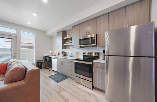 People's Freeway Apartment | Studio in SLC, Community Pool, Hot Tub, Gym! Arcade Machine! Coffee Station!