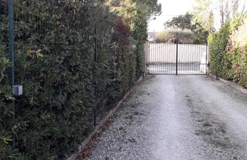 Ledenon House | Studio Indépendant avec parking fermé et sécurisé