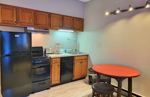 Lincoln Condo | Studio, kitchen, AC, deck, river & mountain views - LA202 By Loon Res