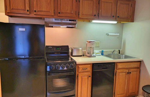 Lincoln Condo | Studio, kitchen, AC, deck, river & mountain views - LA202 By Loon Res