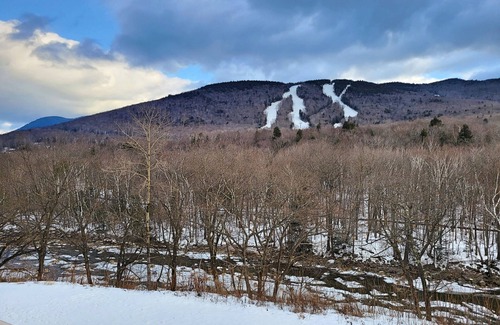 Lincoln Condo | Studio, kitchen, AC, deck, river & mountain views - LA202 By Loon Res