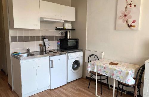 Balaruc-les-Bains Apartment | Studio lumineux avec balcon exposé sud, tout équipé et classé 2 étoiles. - FR-1-553-139