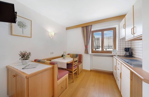 Salonetto Apartment | Studio 'Meran' with Mountain View, Shared Terrace and Wi-Fi