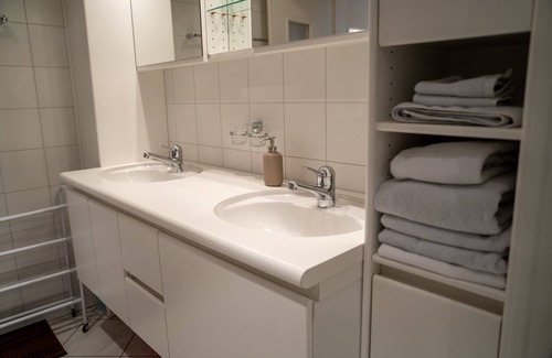 Spiez Apartment | Studio mit Küche für 2 Personen 5-10 Min. zum See und 1 Min. zur Bushaltestelle