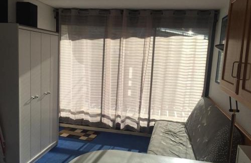 Arette Apartment | Studio pour 4/5 pers. avec balcon, accès pistes, casier à skis, parking, résidence avec ascenseur - FR-1-602-43