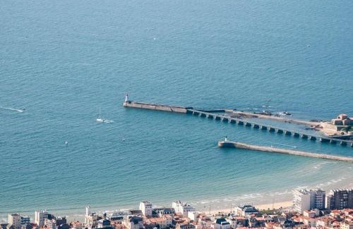 Les Sables d'Olonne Apartment | Studio rénové face à la plage avec balcon et garage - FR-1-92-948