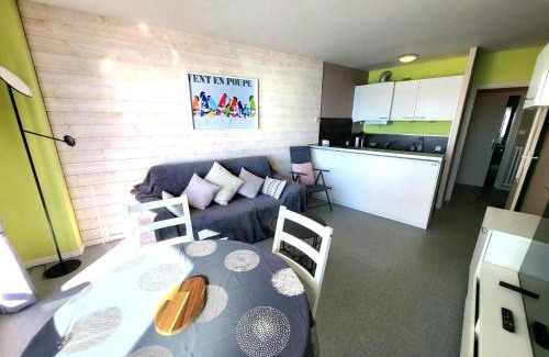 Les Sables d'Olonne Apartment | Studio rénové face à la plage avec balcon et garage - FR-1-92-948