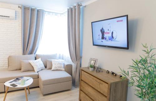 Zarichnyi District Apartment | Studio Suite near Lake with Jacuzzi