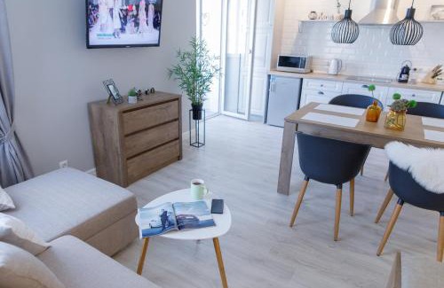 Zarichnyi District Apartment | Studio Suite near Lake with Jacuzzi