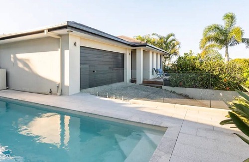 Arundel Apartment | Studio unit with swimming pool.