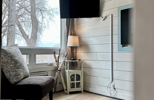 Lake City Apartment | Studio with expansive Lake Pepin views just outside your door!