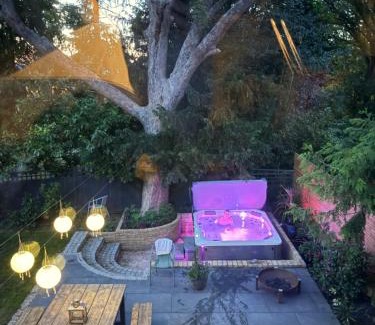 Coombe Hill Apartment | Studio with kitchen nestled lovely wooded cul du sac