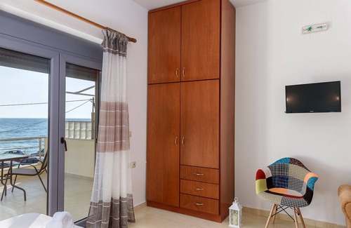 Kokinos Pirgos Apartment | Studio with sea view
