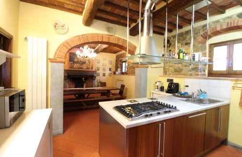 Civitella in Val di Chiana Villa | Stunning private villa for 16 people with WIFI, private pool, TV and pets allowed, close to Arezzo