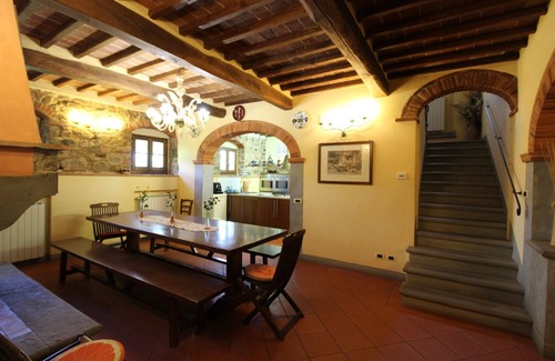 Civitella in Val di Chiana Villa | Stunning private villa for 16 people with WIFI, private pool, TV and pets allowed, close to Arezzo