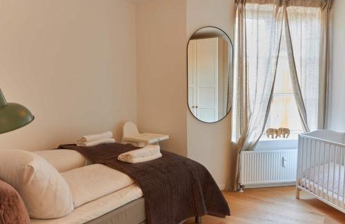 Nyhavn - Amalienborg Apartment | Stunning 2 BR Home on Nyhavn with Private Balcony