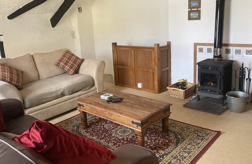 Stratton Cottage | Stunning 200 year old cottage in lovely village location