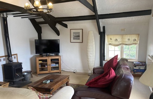 Stratton Cottage | Stunning 200 year old cottage in lovely village location