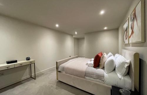 Chigwell Apartment | Stunning 2BA, 2BR Apt, Desirable Chigwell CHCL F6