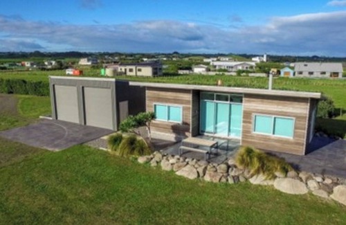 Warea Cottage | Stunning 3 Bedroom Seaside Bach on the Coastline