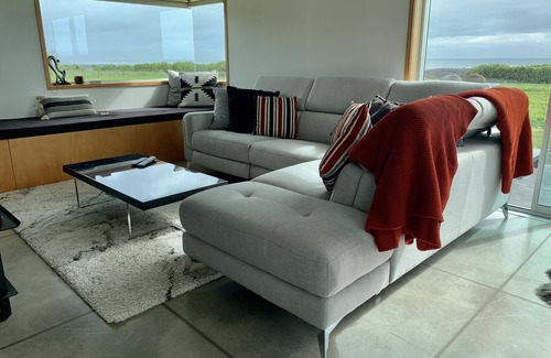 Warea Cottage | Stunning 3 Bedroom Seaside Bach on the Coastline