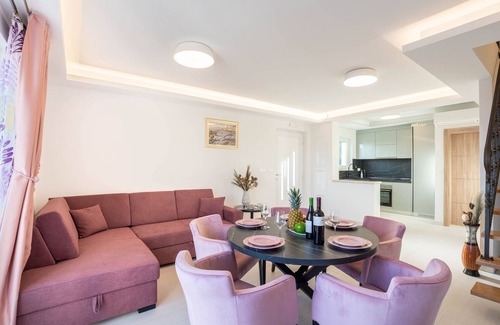 Gornje Sitno Villa | Stunning 3BD Villa with Infinity Pool and Landmark View