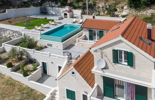 Gornje Sitno Villa | Stunning 3BD Villa with Infinity Pool and Landmark View
