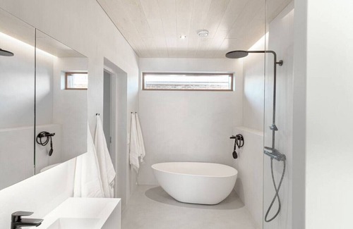 Lempaala Villa | Stunning 7bed Lake & Beach House w/ Pier & Sauna