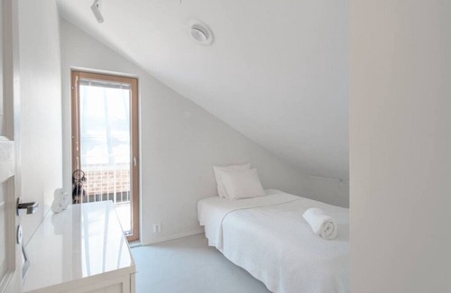 Lempaala Villa | Stunning 7bed Lake & Beach House w/ Pier & Sauna