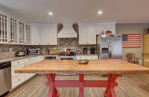 Gatlinburg House | *Stunning 8BR Mountain Lodge! HUGE Yard + Pets OK!