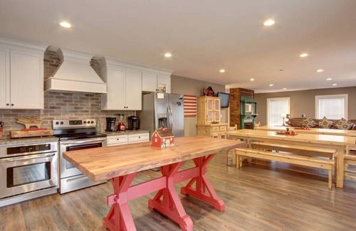Gatlinburg House | *Stunning 8BR Mountain Lodge! HUGE Yard + Pets OK!
