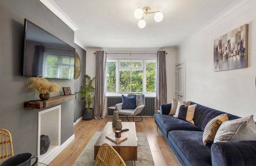 Maidstone Apartment | Stunning Apartment Near the Heath With Free Parking & Wifi