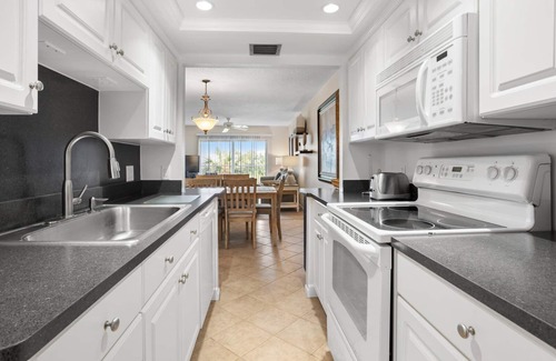 Madeira Beach Condo | Stunning Beach & Gulf Views - Madeira Norte #214