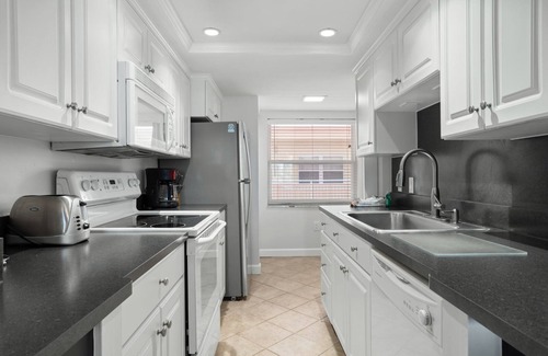 Madeira Beach Condo | Stunning Beach & Gulf Views - Madeira Norte #214