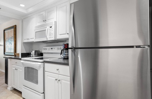 Madeira Beach Condo | Stunning Beach & Gulf Views - Madeira Norte #214