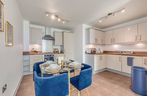 Central Milton Keynes Apartment | Stunning City Centre Apartment Balcony Free Parking Fast Wifi