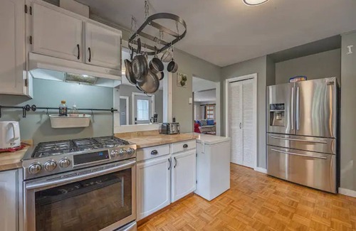 Frontenac Cottage | Stunning cliffside cottage in South Frontenac near Kingston,lakefront.