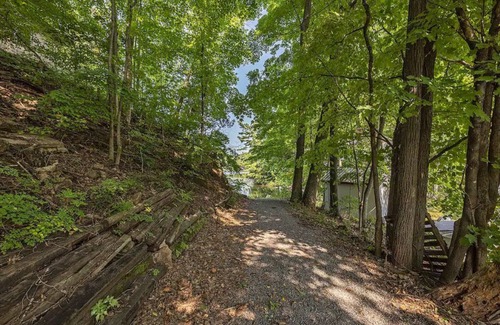 Frontenac Cottage | Stunning cliffside cottage in South Frontenac near Kingston,lakefront.