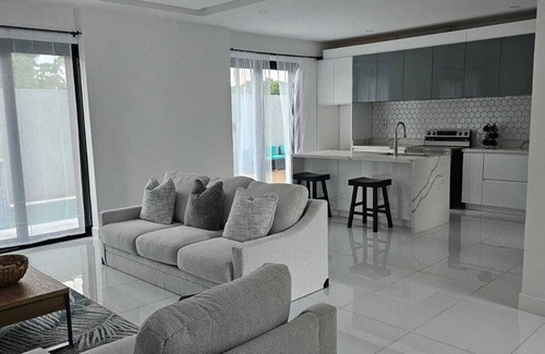 Discovery Bay Villa | Stunning Coastal 3-bedroom villa with pool and private beach, WiFi and AC