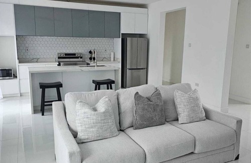 Discovery Bay Villa | Stunning Coastal 3-bedroom villa with pool and private beach, WiFi and AC