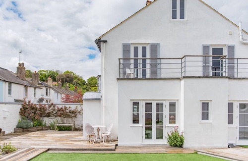 Deal House | Stunning coastal holiday home with sea views, sleeping 6 guests with 3 bathrooms in Kingsdown.