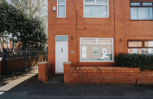 Failsworth House | Stunning & Cozy Abode | Sleeps 5 | Free Parking